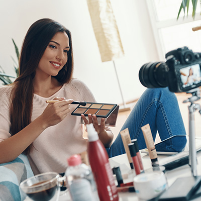 Az online marketing tanfolyam képzés tizenegyedik célcsoportja az influenszereke, illetve influencerek Ha influenszer vagy, akkor képezd magad az online marketing területein