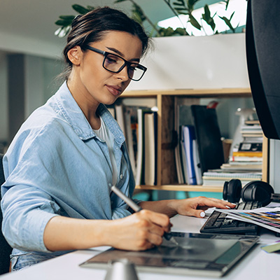 Az online marketing tanfolyam képzés hatodik célcsoportja a grafikusok, webgrafikusok, webdesignererek Grafikusként, webgrafusként akkor lehet sikeres webdesigner, vagy webgrafikus, ha megtanulod az online marketing alapjait